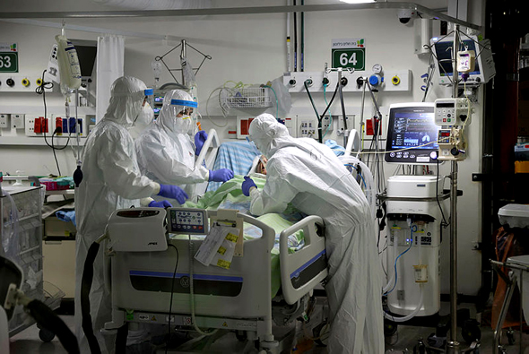 צוות רפואי במחלקת קורונה (ארכיון), צילום: יריב כץ