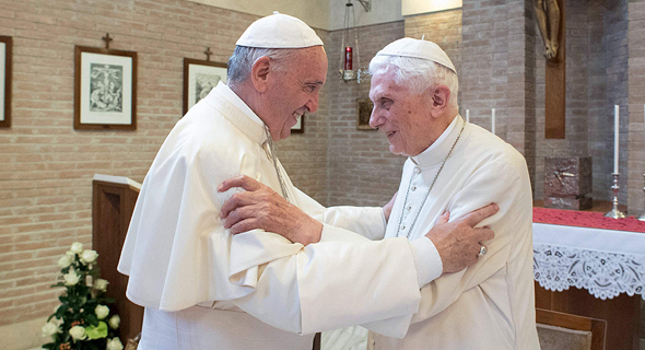 מימין: האפיפיור הקודם בנדיקטוס ה-16 והאפיפיור הנוכחי פרנציסקוס