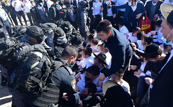 עימותים בין המשטרה לחרדים ליד ישיבת גרודנא באשדוד עימותים בין המשטרה לחרדים ליד ישיבת גרודנא באשדוד