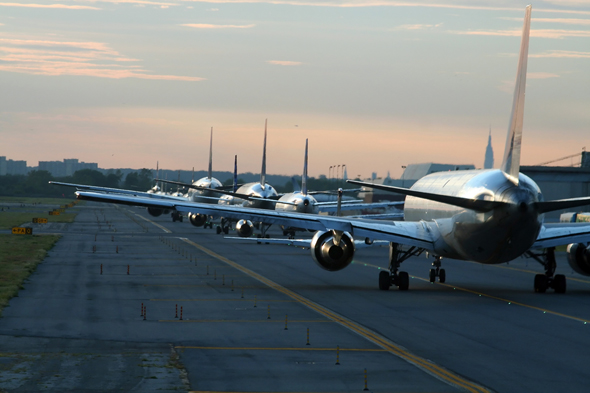 מטוסים עומדים בתור להמראה מנמל התעופה JFK בניו יורק מטוסים עומדים בתור להמראה מנמל התעופה JFK בניו יורק