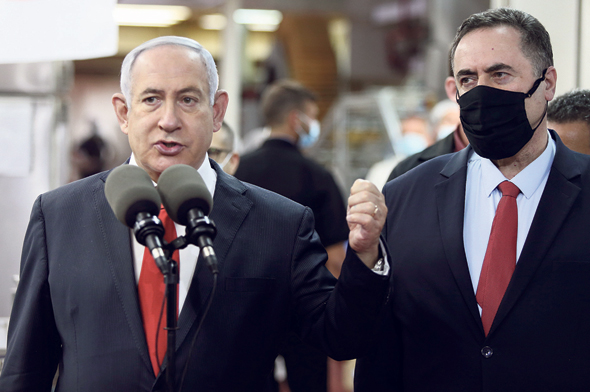 שר האוצר ישראל כץ עם מסכה וראש הממשלה בנימין נתניהו, צילום: עמית שאבי 