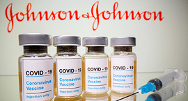 תלמידה עוטה מסכה בגרמניה, צילום: איי אף פי