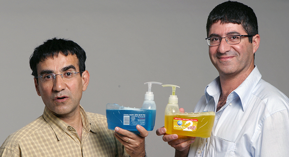 מימין: אלי גבריאל ואלי זאנה, הבעלים של חברת קליר כימיקלים, צילום: אביגיל עוזי