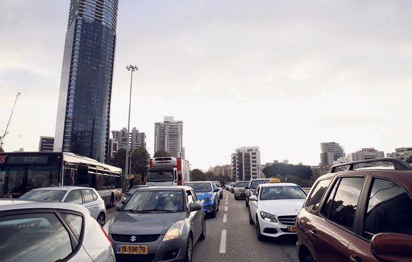 עומסי מכוניות בתל אביב. ימשיכו לחפש חניה עומסי מכוניות בתל אביב. ימשיכו לחפש חניה