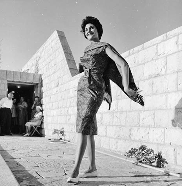 דוגמנית בתצוגה של משכית בירושלים, 1959 דוגמנית בתצוגה של משכית בירושלים, 1959