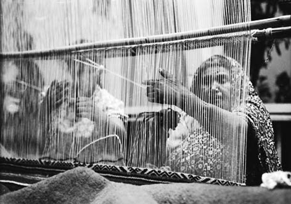 עולה מתימן אורגת שטיח במפעל של משכית, 1955 עולה מתימן אורגת שטיח במפעל של משכית, 1955