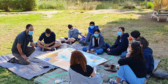 במרחק של 100 מטר בין קבוצות: כך ילמדו בשטח פתוח