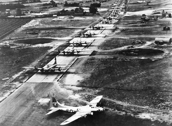 מפציצי B17 עומדים בתור להמריא מפציצי B17 עומדים בתור להמריא