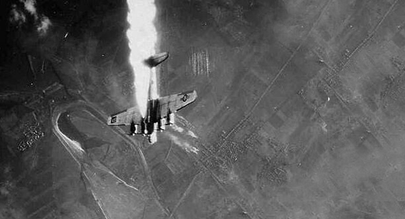 מפציץ B17 מסתחרר ונופל מפציץ B17 מסתחרר ונופל