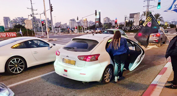 הצעירה שנופפה באקדח פלסטיק בקריית אונו נמלטת הצעירה שנופפה באקדח פלסטיק בקריית אונו נמלטת
