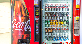 מכונת משקאות של משקר, צילום: מיכל סלע