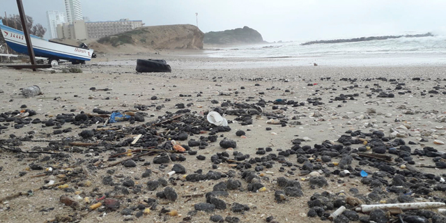 חופים ב-14 רשויות התמלאו בגושי זפת שנפלטו מהים