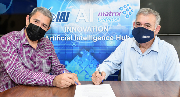 IAI's President & CEO Boaz Levy with Matrix CEO Moti Gutman, at the agreement signing. Photo: Israel Hadari IAI's President & CEO Boaz Levy with Matrix CEO Moti Gutman, at the agreement signing. Photo: Israel Hadari