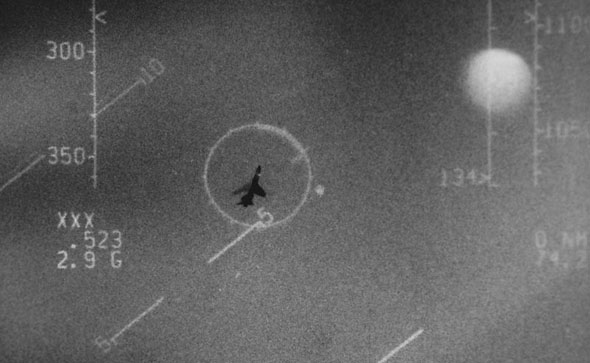מטוס F8 קרוסיידר של חיל הים הצרפתי בכוונת של F15 אמריקאי, במסגרת תרגיל בינלאומי מטוס F8 קרוסיידר של חיל הים הצרפתי בכוונת של F15 אמריקאי, במסגרת תרגיל בינלאומי