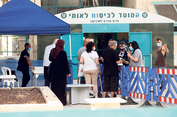 סניף של הביטוח הלאומי. מקבלי השכר הנמוך נפגעו בצורה הקשה ביותר סניף של הביטוח הלאומי. מקבלי השכר הנמוך נפגעו בצורה הקשה ביותר