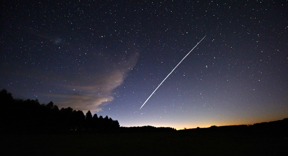 שביל של קבוצת לווייני starlink של SpaceX עוברים מעל אורוגוואי שביל של קבוצת לווייני starlink של SpaceX עוברים מעל אורוגוואי