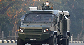 מיאנמר הפיכה צבאית חייל נוסע במשוריין שלפי פרסומים מיוצל על ידי חברת גאיה הישראלית, צילום: גטי אימג'ס