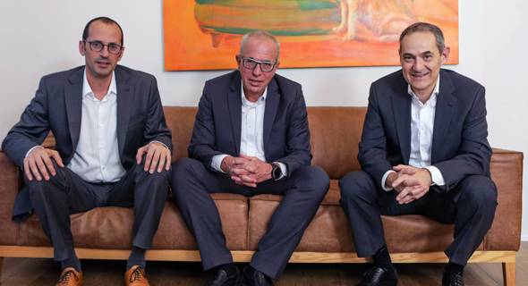 מימין: גיל דויטש, רוני בירם ונבות בר. השוויים בענף מצויים בשיא מימין: גיל דויטש, רוני בירם ונבות בר. השוויים בענף מצויים בשיא