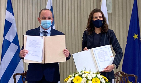 השר יובל שטייניץ בטקס החתימה עם שרת האנרגיה הקפריסאית נטאשה פילידס השר יובל שטייניץ בטקס החתימה עם שרת האנרגיה הקפריסאית נטאשה פילידס