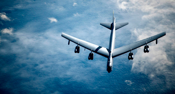 טס בגובה. B52 טס בגובה. B52