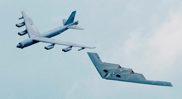 B52 ולצידו B2 B52 ולצידו B2