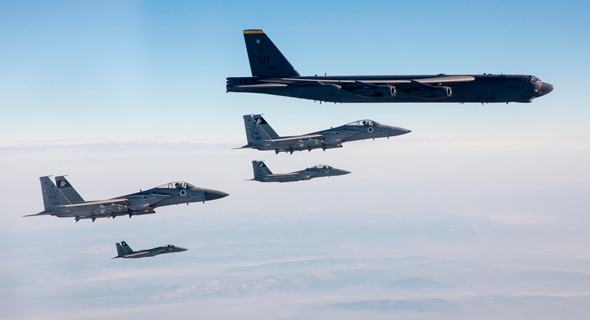 B52 מלווה בידי מטוסי F15 של חיל האוויר הישראלי B52 מלווה בידי מטוסי F15 של חיל האוויר הישראלי