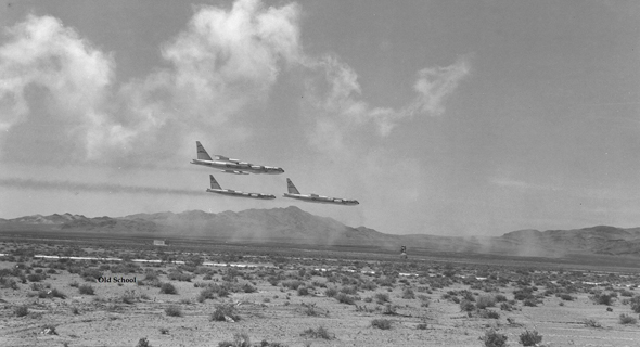 מפציצי B52 באימון טיסה נמוכה מפציצי B52 באימון טיסה נמוכה