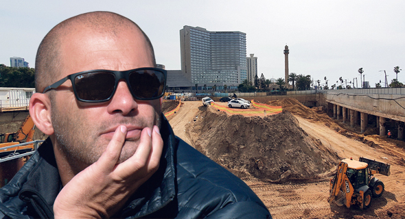 צחי נחמיאס ומתחם הכרמלית מול הטיילת בתל אביב. תנופת הפיתוח כבר מורגשת צחי נחמיאס ומתחם הכרמלית מול הטיילת בתל אביב. תנופת הפיתוח כבר מורגשת