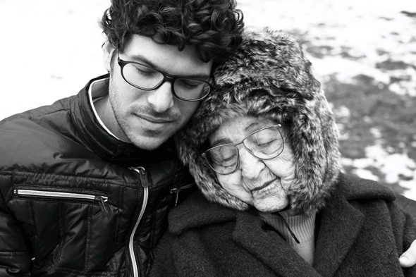 מרים וייסנשטיין והנכד שלה בן פטר, בסרט על הצלמניה, צילום: תמר טל