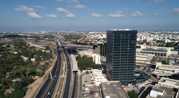 מגדל מניבים בצומת רעננה-כפר סבא מגדל מניבים בצומת רעננה-כפר סבא