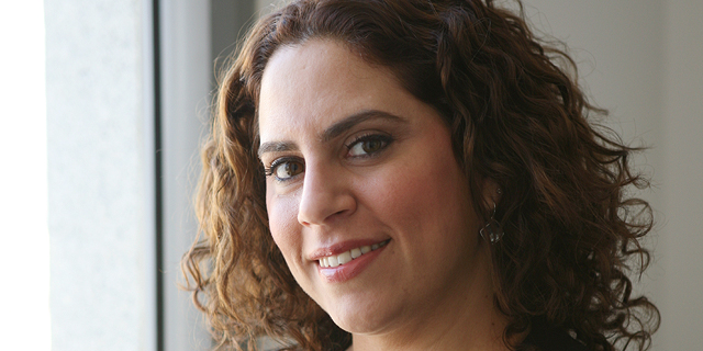 האם מותר לפטר או להשעות עובד שמסרב להתחסן ולהיבדק לקורונה, ומה ההשלכות של המעשה?