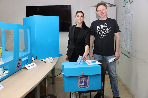 מימין: ליאור שליין ומרב מיכאלי מצביעים בת"א מימין: ליאור שליין ומרב מיכאלי מצביעים בת"א