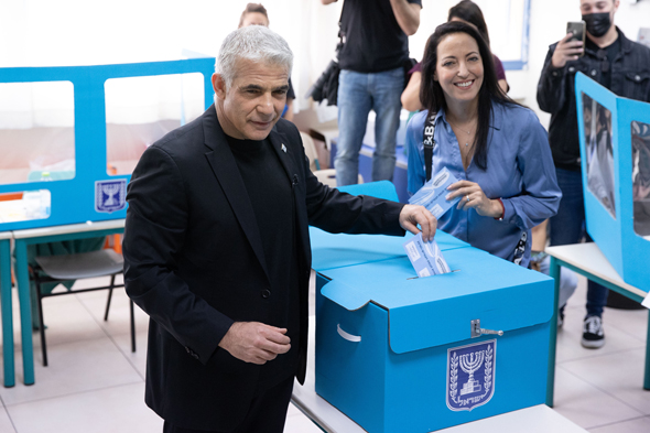 יאיר וליהיא לפיד מצביעים יאיר וליהיא לפיד מצביעים