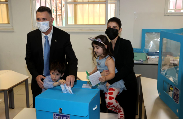 גאולה וגדעון סער ושניים מילדיהם בקלפי גאולה וגדעון סער ושניים מילדיהם בקלפי