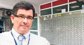 מנכ"ל הדואר דני גולדשטיין ברקע סניף סגור בבני ברק, צילום: אוראל כהן, עומר מסינגר