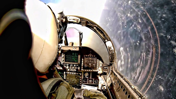 קוקפיט של F18, עמוס לחצנים. החמקן החדש נראה אחרת לגמרי קוקפיט של F18, עמוס לחצנים. החמקן החדש נראה אחרת לגמרי