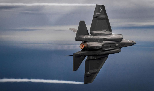 מתמרן כמו בוס. F35 במפגן אווירי מתמרן כמו בוס. F35 במפגן אווירי