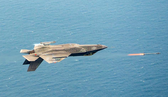 F35 יורה במהופך במסגרת ניסויי טיסה F35 יורה במהופך במסגרת ניסויי טיסה