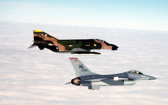 F16 ופאנטום, בתמונה מאמצע שנות השמונים F16 ופאנטום, בתמונה מאמצע שנות השמונים