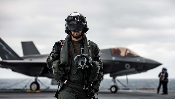טייס בצי הבריטי ומטוס ה-F35 שלו טייס בצי הבריטי ומטוס ה-F35 שלו