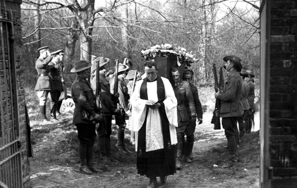 הלוויה של מנפרד, צילום: Wikimedia 