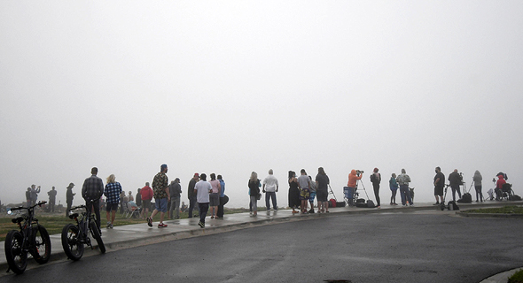 Los espectadores ven el intento de aterrizaje del transbordador de SpaceX en una espesa niebla