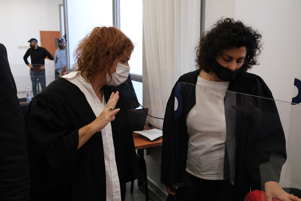 ליאת בן ארי (משמאל), הבוקר בבית המשפט ליאת בן ארי (משמאל), הבוקר בבית המשפט