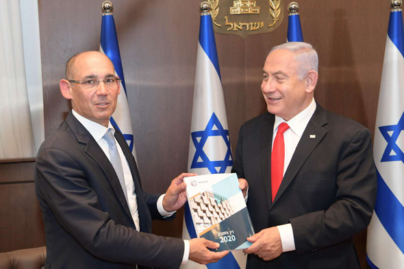 ראש הממשלה בנימין נתניהו מקבל את הדו"ח מידיו של הנגיד אמיר ירון ראש הממשלה בנימין נתניהו מקבל את הדו"ח מידיו של הנגיד אמיר ירון