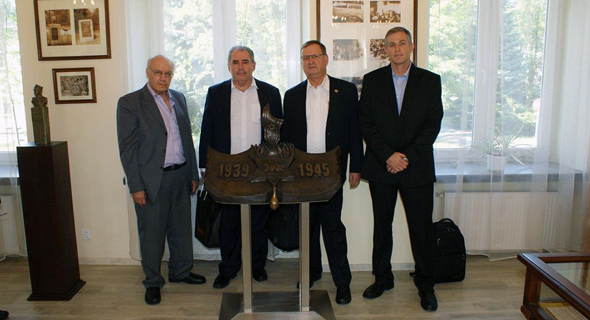 רולנד שטינברכר (משמאל, בחליפה האפורה) עם צוות מפעל הנשק הפולני רולנד שטינברכר (משמאל, בחליפה האפורה) עם צוות מפעל הנשק הפולני