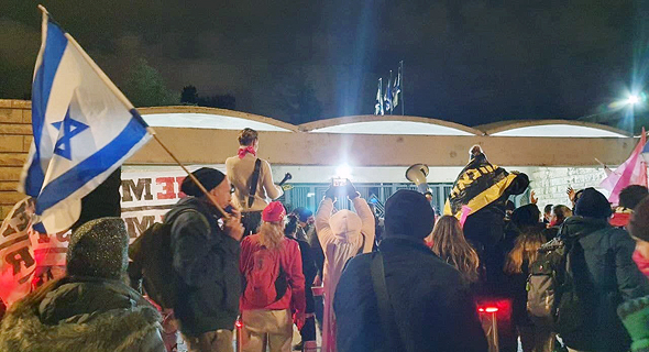 מפגינים נוספים מול בית הנשיא בירושלים, הערב מפגינים נוספים מול בית הנשיא בירושלים, הערב