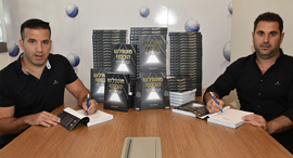 יניב ארביב רועי ראובן מחברי הספר משולש הכסף זירת הנדלן, צילום: איציק ראובן יניב ארביב רועי ראובן מחברי הספר משולש הכסף זירת הנדלן, צילום: איציק ראובן