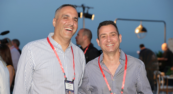 מימין אבי ויזמן מסבוריט ורונן יוכפז, מנהל פיתוח בנק הפועלים , צילום: אוראל כהן