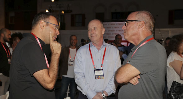 מימין אבי פישר, יו"ר כלל תעשיות, גולן שרמן משנה למנכ"ל הפועלים ותמיר כרמל מייסד תן ביס, צילום: אוראל כהן