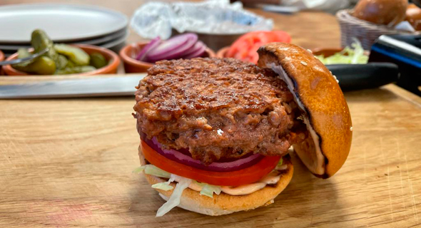 A SavorEat burger. Photo: James Spiro/CTech A SavorEat burger. Photo: James Spiro/CTech